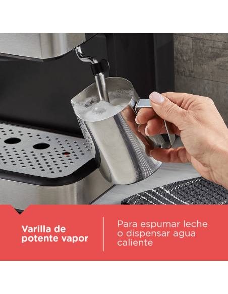Cafetera espresso Black + Decker Semiautomática EM0312-0SDLA